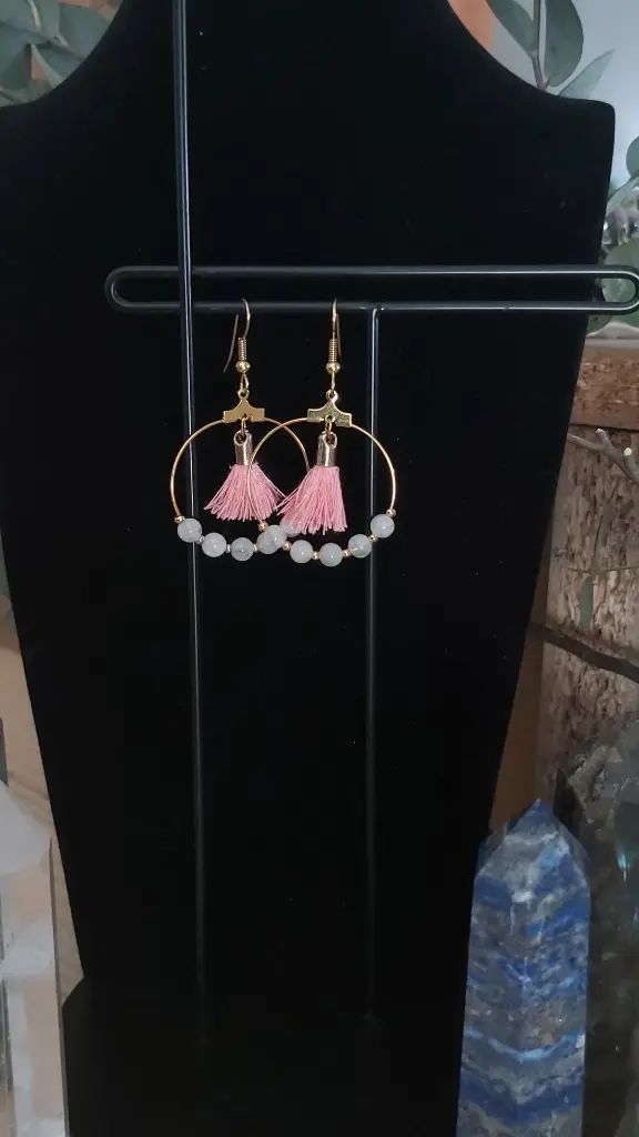 #BO.BO.BFDRP.12 Pierre de Lune et pompons rose, montage acier inoxydable doré.webp