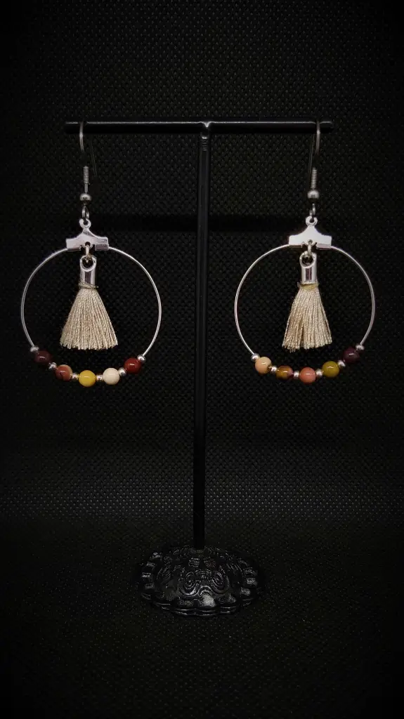 #BO.BO.BFDRP.12 Jaspe Mokaite et pompons beiges, montage acier inoxydable argenté.webp