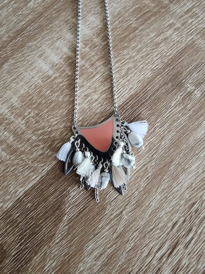 CBO01.1.Collier écusson et pampilles Howlite