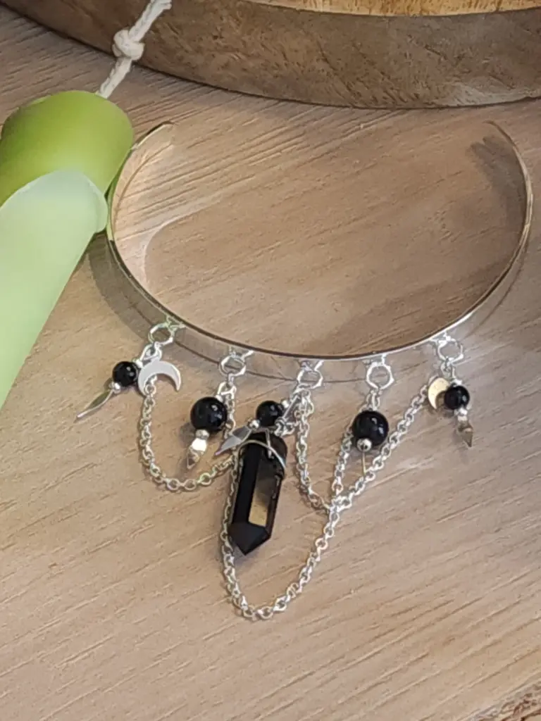 BRESO01.Bracelet jonc lune, perles et pointe