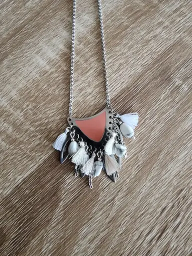 CBO01.1.Collier écusson et pampilles Howlite